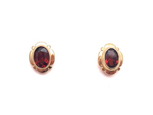 9ct Yellow Gold Garnet Stud Earrings